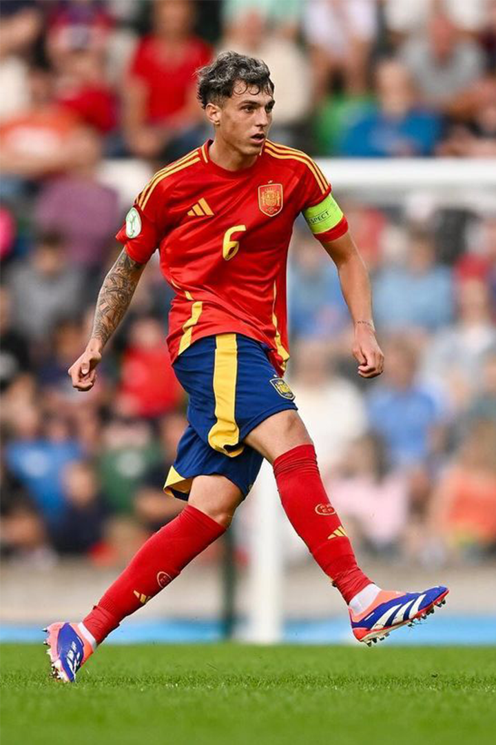 Gerard Hernandez playing soccer with spain Gerard hernandez playing a game with the Spanish national Team.