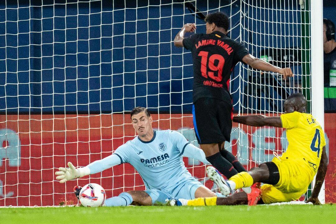 Diego Conde Villareal goalkeeper making a save agains Lamine Yamal from FC Barcelona